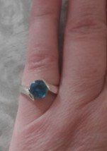 Womens Blue Stone Fashion Ring Size 8 - £15.73 GBP