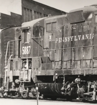Pennsylvania Railroad PRR #5887 GP7 Electromotive Train B&amp;W Photo Collinwood OH - £7.56 GBP