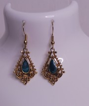 Goldtone Filigree Blue Dangle Pierced Earring 1.50&quot; - $145.74 MXN