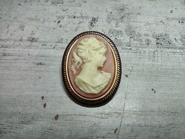 Vintage Victorian Style Goldtone White Cameo on Pink Background Brooch 1... - £9.99 GBP