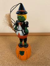 Halloween WITCH Push Puppet -Vintage Wood Hand Painted 4-7/8&quot; Tall WORKS EUC - £13.20 GBP
