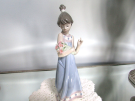 Lladro Figurine 5604 Spring Token Girl with Bouquet Spain Daisa 1988  8.5&quot; - £73.49 GBP