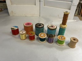 Vintage thread lot mostly wooden spools Lily and others Primitive decora... - £7.63 GBP