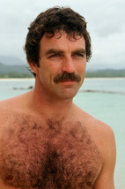 Tom Selleck in Magnum, P.I. barechested on beach 18x24 Poster - £18.96 GBP