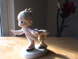 2004 Precious Moments “A Little Help Goes A Long Way” Figurine  - £21.99 GBP