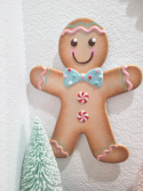 Christmas Gingerbread Boy Pastel Ornament Wreath Tabletop Metal Wall Sig... - $36.62