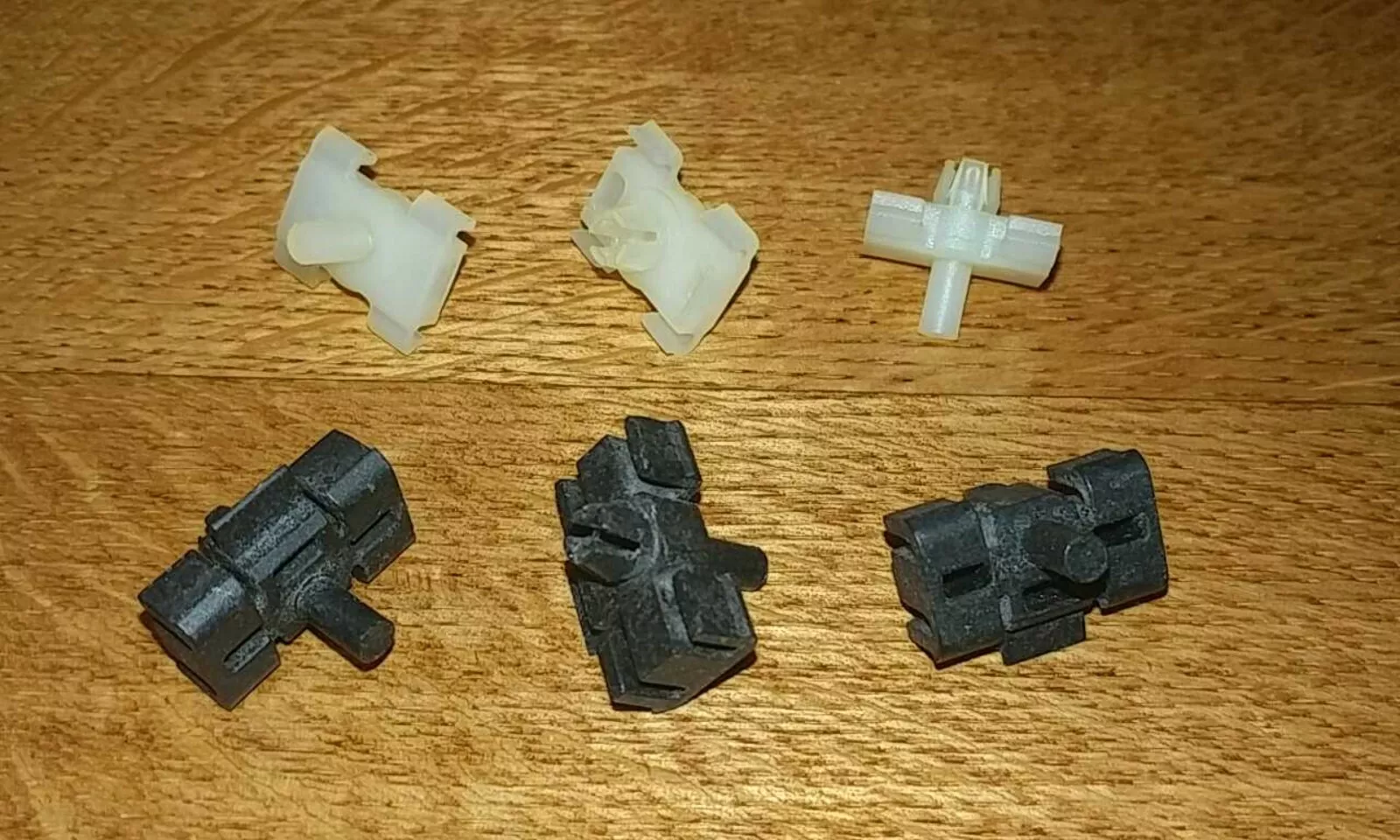 Mercedes W201 Front fender narrow moulding clips (6pcs) - $49.89 CAD