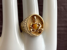 14K Yellow Gold Ring 12.92g Fine Jewelry Sz 8 Band Man Holding Tigers Eye Stone - £719.38 GBP