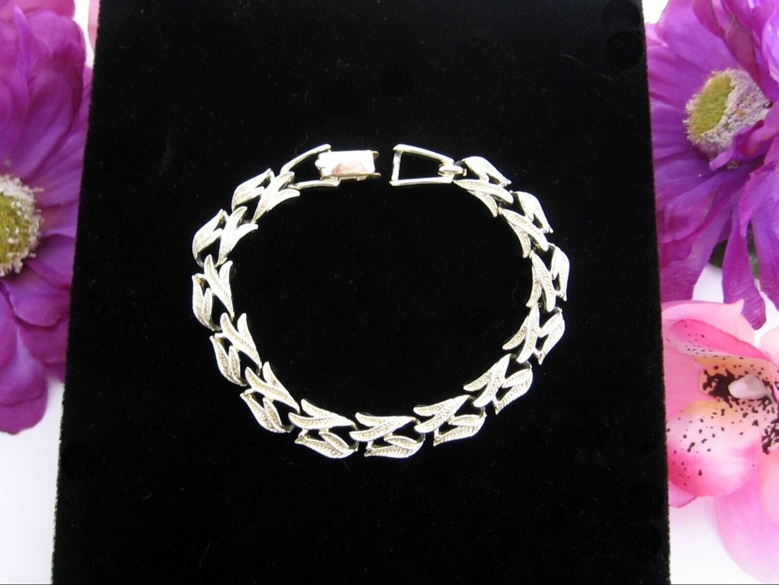 Primary image for  LEAFY LEAF LINKS Bracelet Vintage Leaves U Shaped Silvertone Design Signed STAR