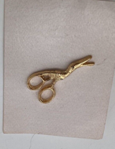 Crane Stork Embroidery Scissors Lapel Pin - £22.71 GBP
