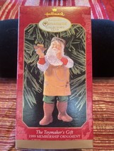Hallmark Keepsake Ornament Collectors Club 1999 Santa “The Toymakers Gift”  - £5.52 GBP