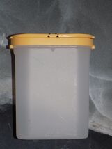 Vintage Tupperware Spice Shaker Container #1846-16 W/ Yellow Lid 1845B-1 - $10.00