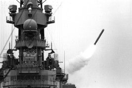 USS Missouri battleship fires Tomahawk TLAM missile during Gulf War Photo Print - £6.98 GBP