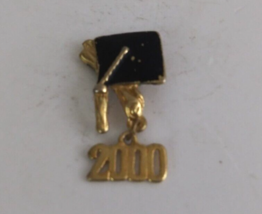 Vintage 2000 Graduation Cap &amp; Diploma Lapel Hat Pin - £5.81 GBP
