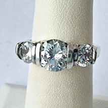 925 STERLING SILVER 3 STONES ROUND CZ BAND RING SIZE 6.    2.0 CT TOTAL ... - $523.39 MXN