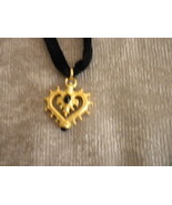 Heart shaped gold tone pendant w 2 stones on velvet strand  VG+