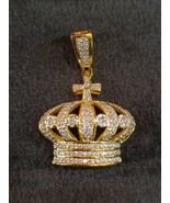 Pendentif Croix Couronne En Diamant Simulé Rond 1,50Ct Plaqué Or Jaune 14K - $80.98