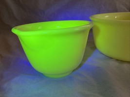 Vintage Yellow Uranium Vaseline Glass Hamilton Beach Mixer Bowls Set Of Two - £62.66 GBP