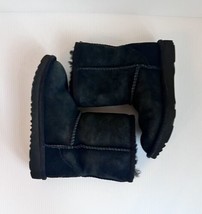 UGG Classic Short Boots Size 11 Girls Black Shearling Winter Shoe Excellent - $39.99