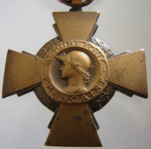1930 FRANCE CROSS MEDAL French decoration of the Combatant Commemorative bronze  - $49.99