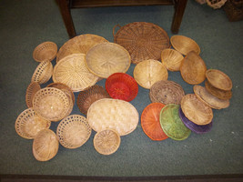 Free ship Wicker basket lot huge lot of 29 most are flat baskets craftin... - £36.44 GBP
