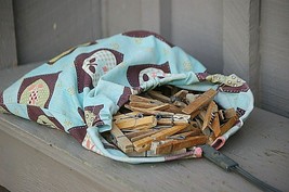 Vintage Laundry Clothes Line Pin Bag Wire Holder 100 Assorted Wooden Clothespins - £37.17 GBP