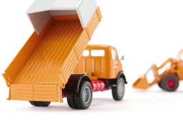 Mercedes-Benz 710 Truck Yellow and Kramer 411 Wheel Loader Yellow with Trailer 1 - £69.30 GBP