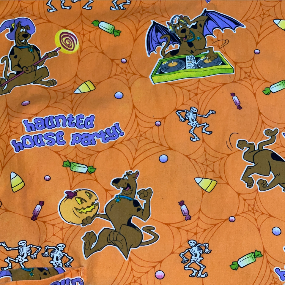 Scooby Doo Scrub Top Sz Large Orange Halloween Candy Pumpkin Skeleton Spider Web Item image 2