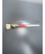 Juvias I Am Magic Flat Top Foundation Brush (Peach &amp; White) - $400.52 MXN