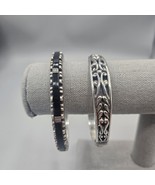 Vtg Brighton Bangle Lot (2) Silver Plated Scroll Work Black Inlay 7.75&quot; - €34,85 EUR