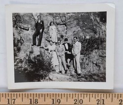 Vintage Nero e Bianco Fotografia Famiglia IN Posa IN Anteriore Di Cliff Dq - £28.16 GBP
