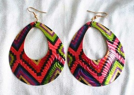 Fabulous Mod Style Textured Colorful Gold-tone Hoop Pierced Earrings 2 1/2&quot; - £9.65 GBP