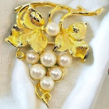 Signed Lisner Leaf Grape Shaped Brooch Clustered Imitation Pearls Gold Tone - $34.65