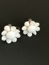 Vintage White Milk Glass Bead Daisy Flower Screwback Earrings – 7/8th’s ... - £8.70 GBP