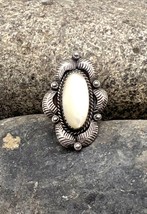 Vintage Signed Navajo Handmade Sterling Silver White Mother Of Pearl Ring 5.75 - £95.61 GBP
