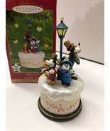 HALLMARK Mickey Mouse Disney MERRY CAROLERS Wind Up Music Movement Ornament - $445.00 MXN