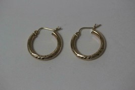 14K Yellow Gold Polished/ Matte Finish engraved Leaf Design Hoop Earrings 1.8 gr - £78.48 GBP