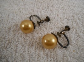 Vintage Faux Cream Colored Pearl Screw back Earrings - £7.71 GBP