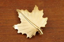 Vintage Estate Costume Jewelry Gold Tone Textured Maple Leaf Brooch Pin - $18.79