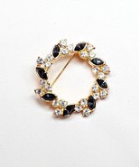Holiday Wreath Halo Blue White Rhinestone Gold Tone Pin Brooch EUC - $166.72 MXN