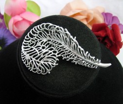 FLIRTATION FEATHER Big BROOCH Vintage SARAH COVENTRY Pin Lacy Silvertone... - $380.12 MXN