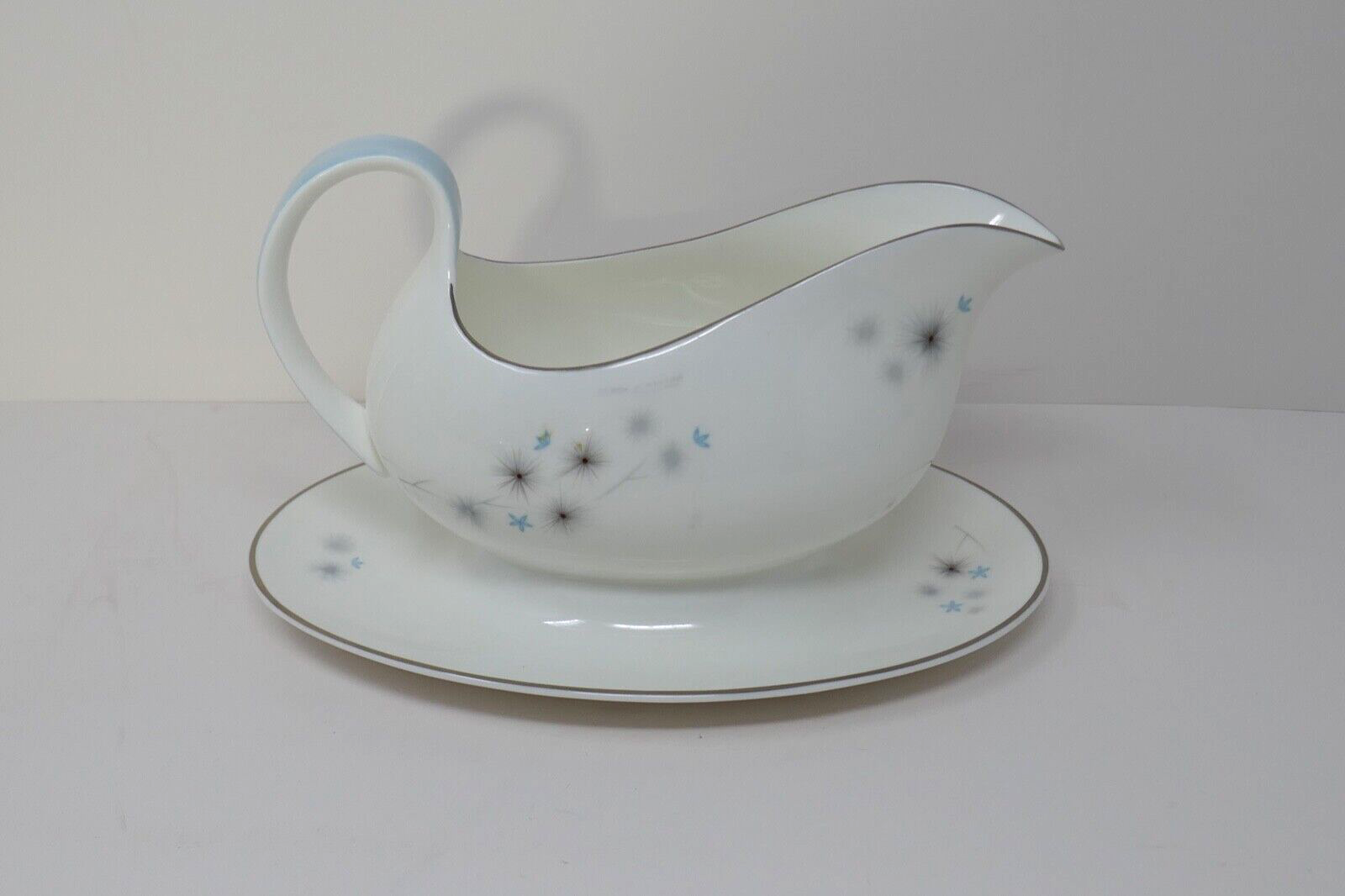 Royal Doulton Thistledown Bone China Gravy Boat &amp; Underplate H4943 - $29.99