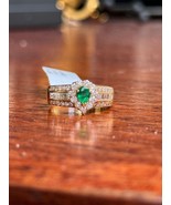    

0.41 CARAT PEAR SHAPE EMERALD &amp; DIAMOND GOLD RING- R1... - $733.98