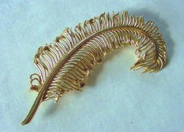 Gorgeous Vintage Coro Leaf Fern Frond Pin Brooch Lustrous Gold Metal Goldtone - £17.94 GBP