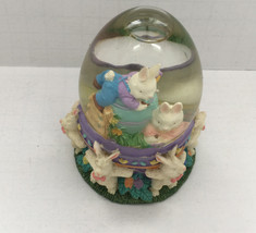 Vintage egg shape Easter snow dome  globe bunnies and eggs resin base ho... - $361.28 MXN