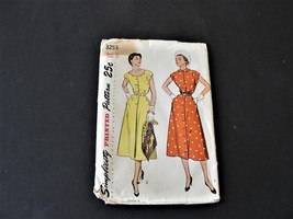 Simplicity 3253 - Misses' & Women One-Piece Dress: Scallops accent the pockets,  - $21.00