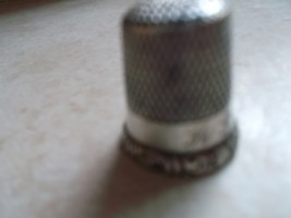 Thimble Fancy Edged Sterling Size 9 Engraved MF - €26,24 EUR