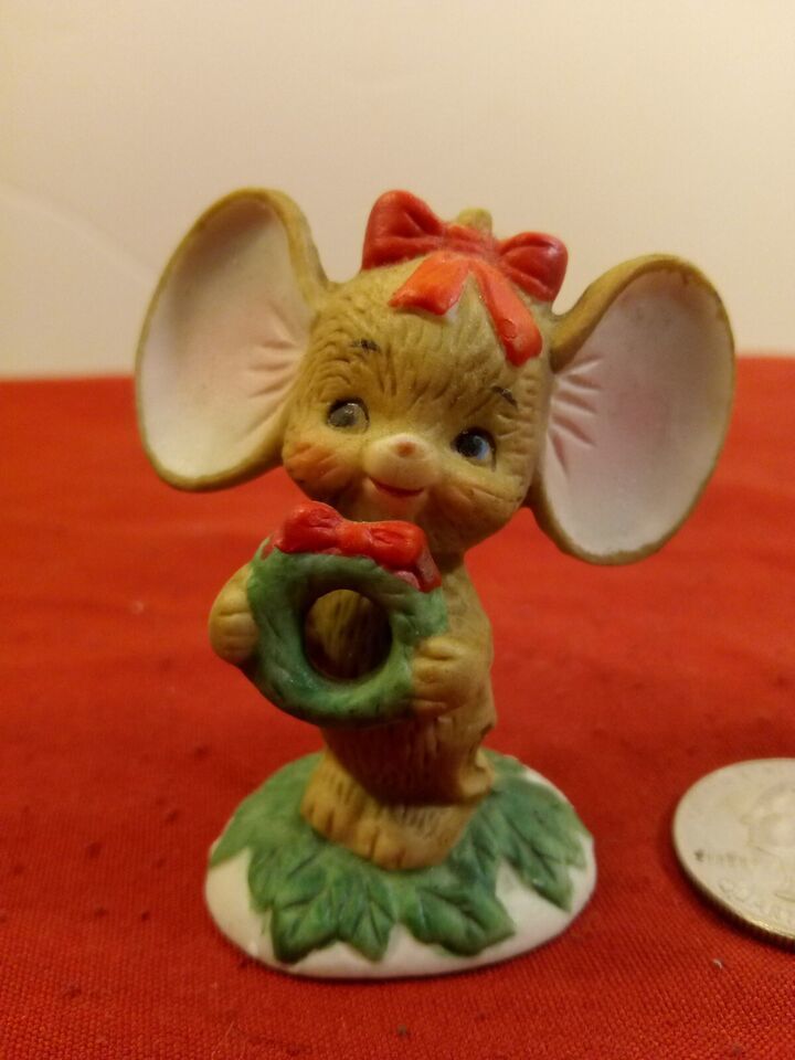 Vintage Lefton Mini- Big Eared Brown Christmas Mouse with Wreath Figurine 02477 - £19.36 GBP