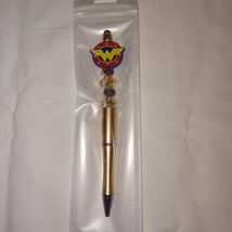 Wonder Woman Bead Pen Gold - $93.33 MXN