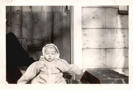 VINTAGE PHOTO 1940&#39;s B &amp; W 2 3/4&quot; x 2 1/2&quot; BABY IN OUTDOOR ON STOOP - £0.78 GBP
